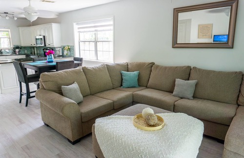 Grace Bay Hills House | Cozy 2 bedroom Bungalow located in Grace Bay Area - Monthly rates Available