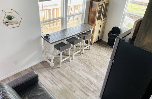 Hitchcock Cabin | Cozy 2-bedroom cabin with WiFi and AC in Hitchcock, 10 mins from Galveston