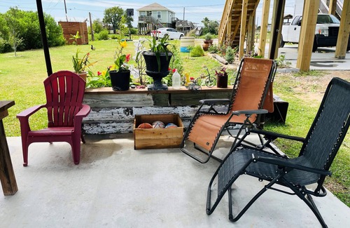 Hitchcock Cabin | Cozy 2-bedroom cabin with WiFi and AC in Hitchcock, 10 mins from Galveston