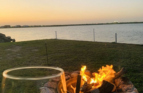 Hitchcock Cabin | Cozy 2-bedroom cabin with WiFi and AC in Hitchcock, 10 mins from Galveston