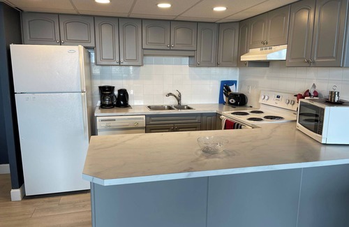 Red Deer Condo | Cozy 2-bedroom condo in Red Deer with WiFi - Swimming Pool/Fitness Room/Elevator