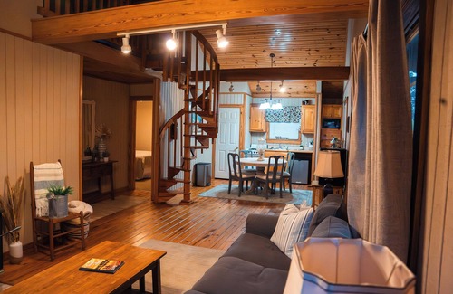 Hattieville Cottage | Cozy 2-bedroom cottage with loft, AC, and WiFi on peaceful 295-acre property