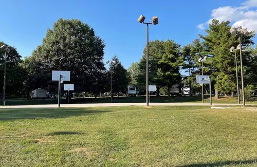 Lexington House | Cozy 2-bedroom Glamping RV with AC, fitness room, WiFi at KHP