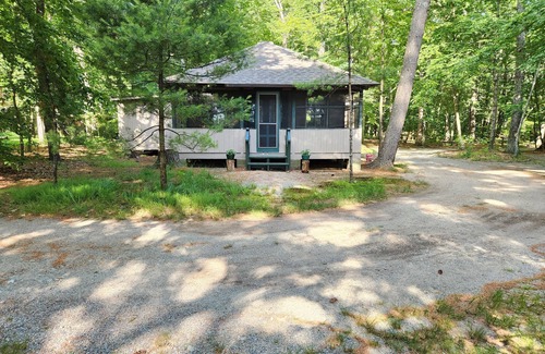 Stow Cottage | Cozy 2-bedroom Lakeside Cottage in Stow with WiFi