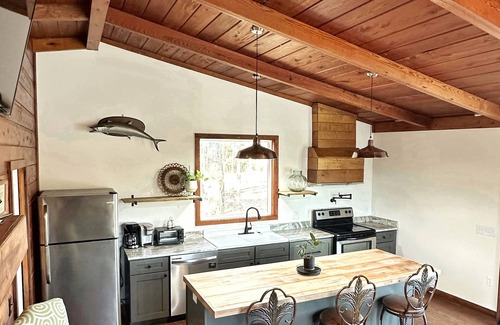 Columbus Cabin | Cozy 2-Bedroom River Front Cabin in Columbus, MS