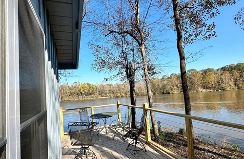 Columbus Cabin | Cozy 2-Bedroom River Front Cabin in Columbus, MS