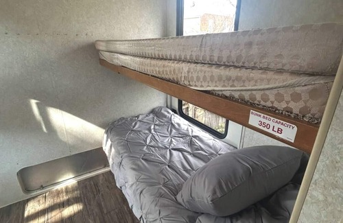 Euclid House | Cozy 2-bedroom RV with WiFi, AC in peaceful Euclid