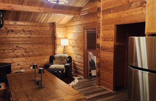 Alta Sierra Cabin | Cozy 2-bedroom Cedar cabin in charming Sequoia National Park with WiFi