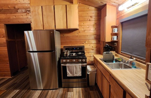 Alta Sierra Cabin | Cozy 2-bedroom Cedar cabin in charming Sequoia National Park with WiFi