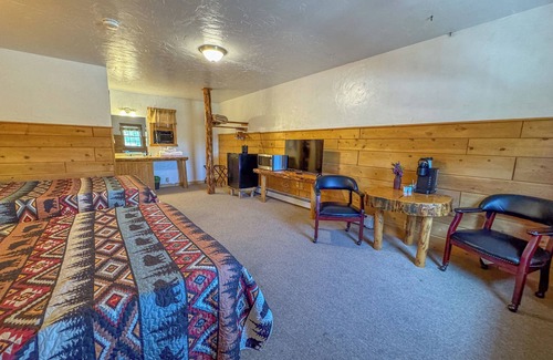 Dubois Cabin | Cozy 2 Queens Cabin, Hot Tub by the River, Mountain View & Pet-Friendly