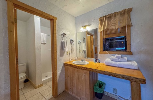 Dubois Cabin | Cozy 2 Queens Cabin, Hot Tub by the River, Mountain View & Pet-Friendly