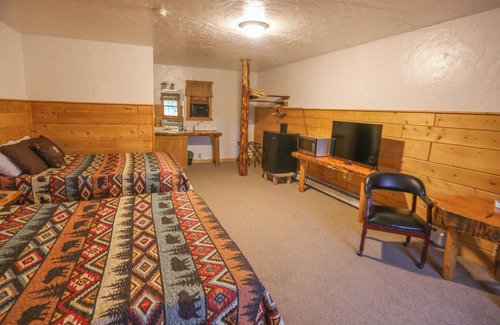 Dubois Cabin | Cozy 2 Queens Cabin, Hot Tub by the River, Mountain View & Pet-Friendly