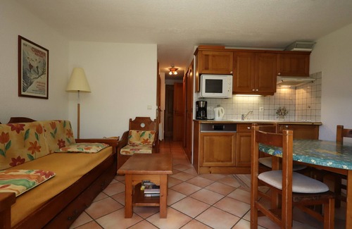 Les Houches Apartment | Cozy 2-Room Cabin Apartment for 5 with Direct Ski Access, Pool, and Mountain Views
