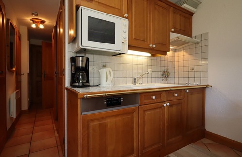 Les Houches Apartment | Cozy 2-Room Cabin Apartment for 5 with Direct Ski Access, Pool, and Mountain Views