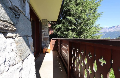 Les Houches Apartment | Cozy 2-Room Cabin Apartment for 5 with Direct Ski Access, Pool, and Mountain Views