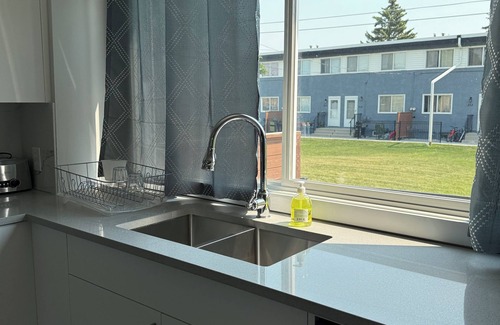 Calgary House | Cozy 2BR/1BA Townhome Near Downtown – Comfort & Convenience Await!