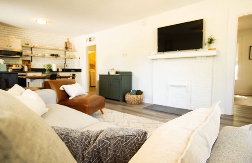 Knoxville House | Cozy 2BR/2BA STR Retreat with Home Office. Near UT & DT Knoxville. Pet Friendly!