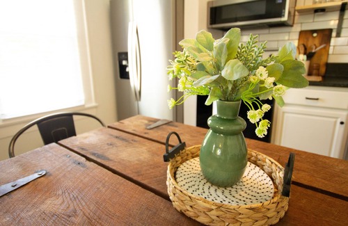 Knoxville House | Cozy 2BR/2BA STR Retreat with Home Office. Near UT & DT Knoxville. Pet Friendly!