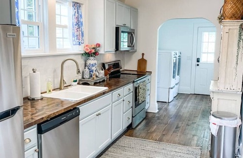 Columbia Cottage | Cozy 2BR Apt w/KING in historic dist. 1mi to sq.!