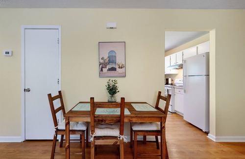 Calhoun House | Cozy 2BR Apt with Amenities for Working Guests