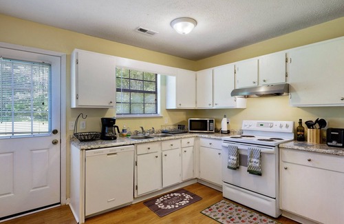 Calhoun House | Cozy 2BR Apt with Amenities for Working Guests