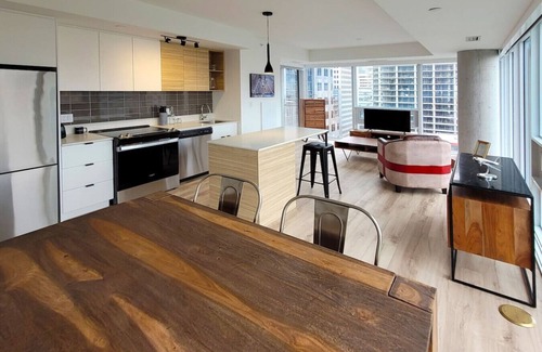 Quartier des Spectacles Apartment | Cozy 2BR Apt with Pool, Workspace and Fire Lounge