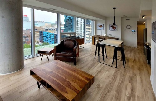 Quartier des Spectacles Apartment | Cozy 2BR Apt with Pool, Workspace and Fire Lounge
