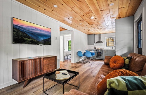 Gatlinburg - Pigeon Forge Cabin | Cozy 2BR Cabin in Gatlinburg: Fire Pit & Fun!