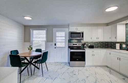 North Canton Apartment | Cozy 2BR | Central North Canton w/Garage