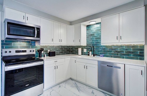 North Canton Apartment | Cozy 2BR | Central North Canton w/Garage