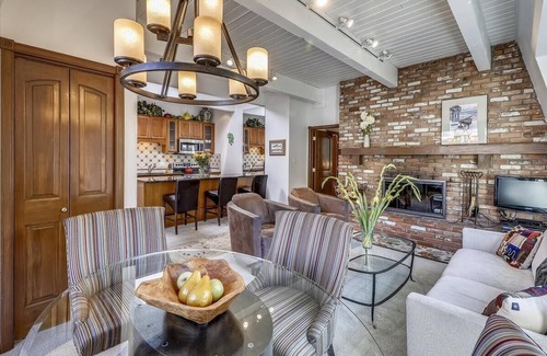 Aspen Condo | Cozy 2BR Condo w/Mountain Views & Hot Tub