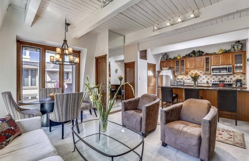 Aspen Condo | Cozy 2BR Condo w/Mountain Views & Hot Tub