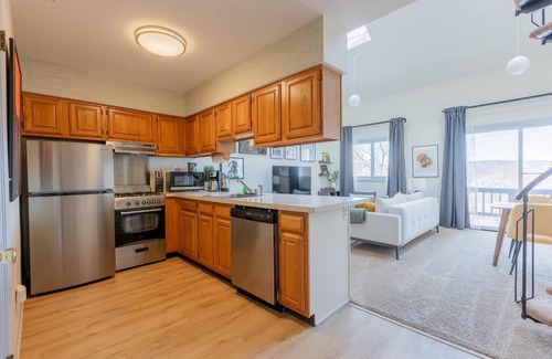 Vernon Apartment | Cozy 2BR condo w/valley views