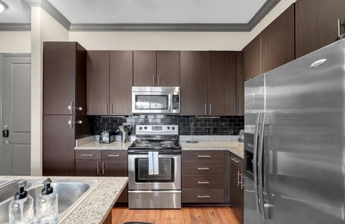 Brady Arts District Apartment | Cozy 2BR- Pool,Gym,Parkng,Near BOK Ctr&Arts Dstrct