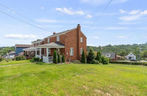 Brookline House | Cozy 2BR Retreat with Deck, AC, Garage - Pet Friendly