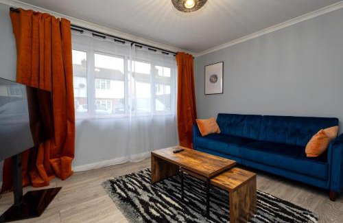 Woking Ski Chalet | Cozy 2BR Stay Free Parking & Wi-Fi Work or Leisure