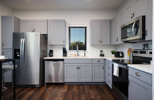 Near East Side Apartment | Cozy 2BR w/Pool, Gym Near Rvrwalk, Dome, Conv Ctr