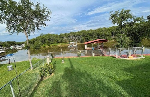 Chico House | Cozy 2BR waterfront lake escape.