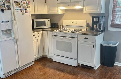 Hannibal House | Cozy 3 bed, 2 bath home close to historic downtown Hannibal