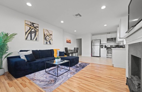 Lynwood House | Cozy 3 bed 2 bathroom duplex near SOFI