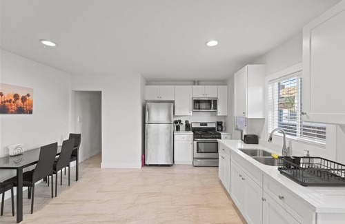 Lynwood House | Cozy 3 bed 2 bathroom duplex near SOFI