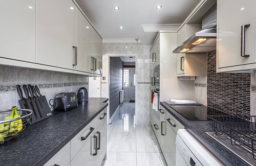 Aveley House | Cozy 3 Bed House in Aveley, Thurrock.