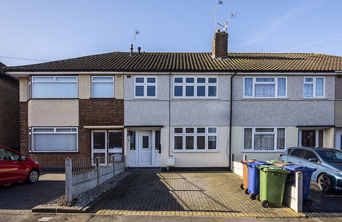 Aveley House | Cozy 3 Bed House in Aveley, Thurrock.