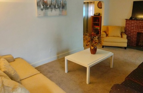 Dayton Cottage | Cozy 3- Bedroom Brick Cottage