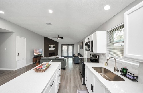 Pecan Grove House | Cozy 3-bedroom bungalow in Richmond, TX