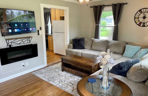 Pontiac House | Cozy 3 bedroom Bungalow near Great Lakes Crossing & Pine Knob