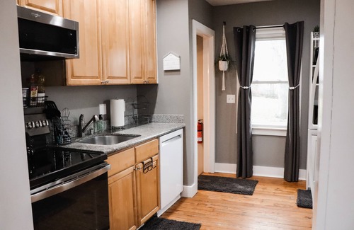 Pontiac House | Cozy 3 bedroom Bungalow near Great Lakes Crossing & Pine Knob