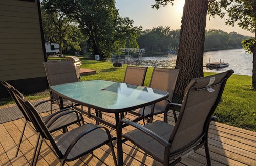 Underwood Cabin | Cozy 3-bedroom cabin just steps from the lake!