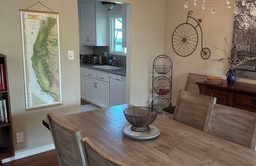 La Riviera House | Cozy 3-bedroom house with office near the American River