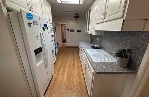 La Riviera House | Cozy 3-bedroom house with office near the American River